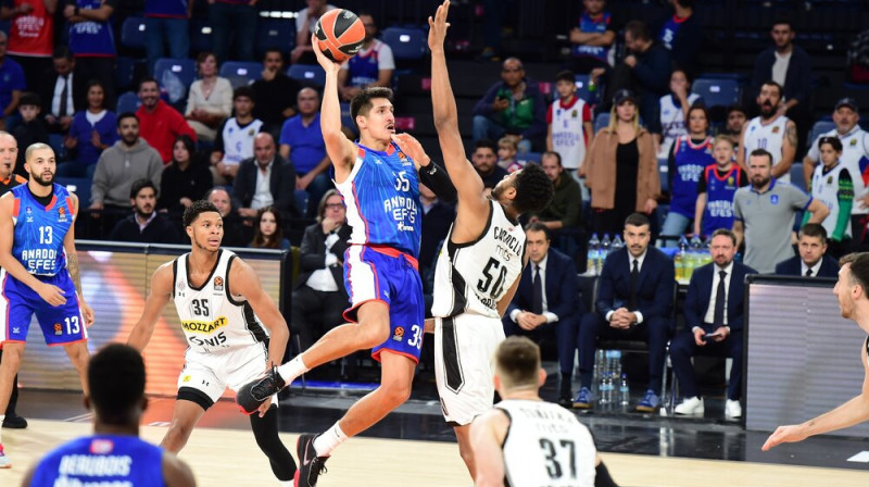 Dereks Viliss ar bumbu pret Brunu Kaboklu. Foto: Anadolu Efes SK