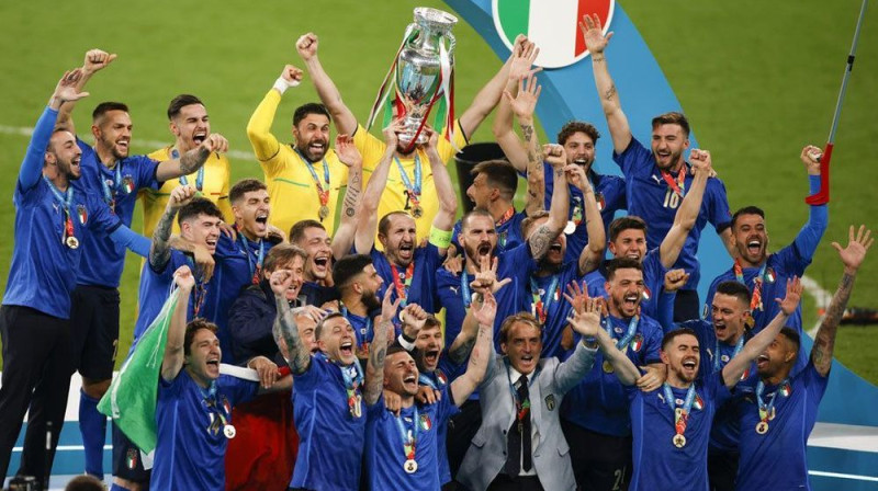 Itālijas izlase pēc triumfa iepriekšējā turnīrā. Foto: AFP/Scanpix