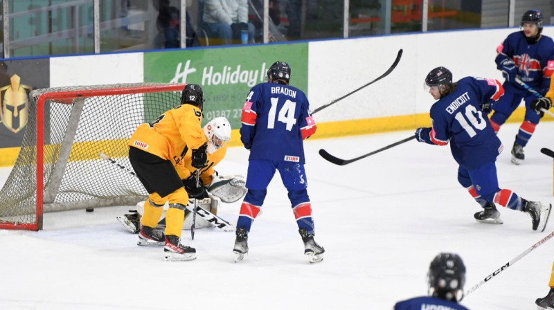 Lielbritānijas U20 valstsvienības vārtu guvuma mirklis spēlē pret Lietuvu. Foto: Great Britain Ice Hockey