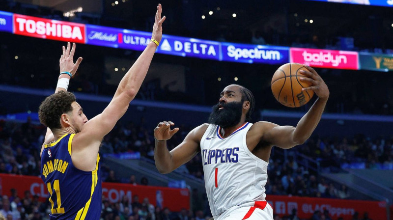 Džeimss Hārdens uzbrukumā pret Goldensteitas "Warriors". Foto: Ronald Martinez/Getty Images-AFP/Scanpix