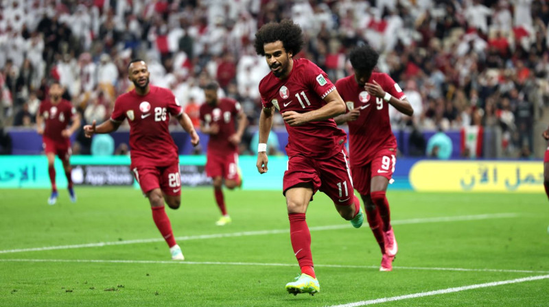 Divu vārtu autors Akrams Afifs (Nr. 11) un citi Kataras valstsvienības futbolisti. Foto: Jia Haocheng/Zumapress.com/Scanpix