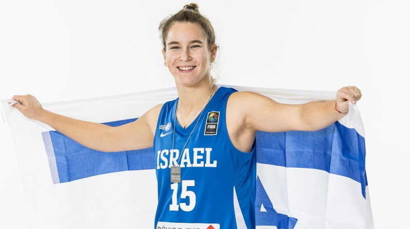 Dora Sāra ar Izraēlas karogu. Foto: Izraēlas basketbola federācija