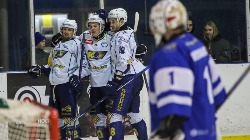 "Kurbada" hokejisti pēc vārtu guvuma. Foto: Guntis Lazdāns/LHF
