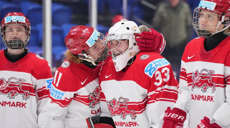 Dānijas valstsvienības hokejistes Amalī Andersena (Nr. 11) un Emma-Sofija Nordstroma (Nr. 33). Foto: IIHF