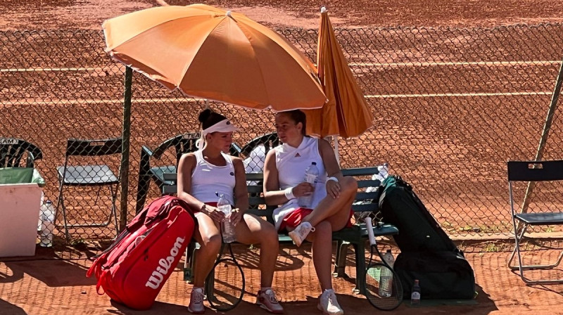 Darja Semeņistaja un Aļona Ostapenko. Foto: Talking Tennis