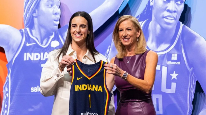 Keitlina Klārka un WNBA komisāre Ketija Engelberta 2024. gada 15.aprīlī. Foto: WNBA
