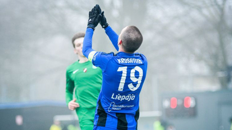 Andris Krušatins ar "Liepāju" kļuvis par Latvijas čempionu, bet nu ir "Grobiņas" kapteinis. Foto: Aiga Veisa