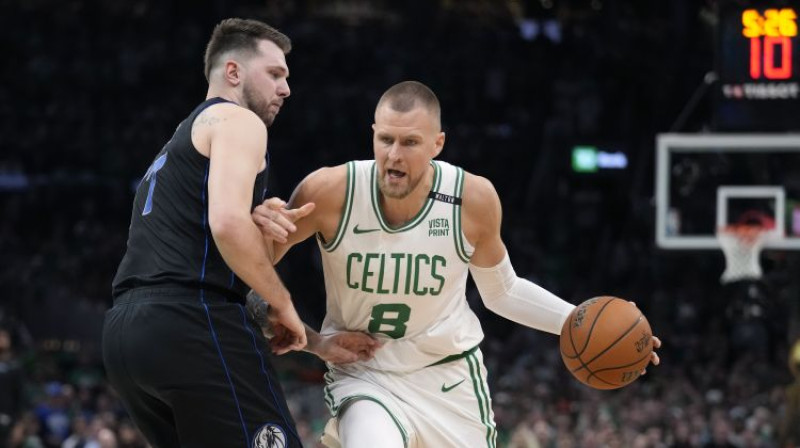 Luka Dončičs un Kristaps Porziņģis. Foto: AP/Scanpix