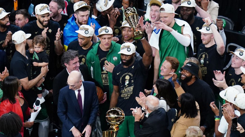 Džeilens Brauns saņem MVP trofeju. FOto. USA Sports Today. Scanpix