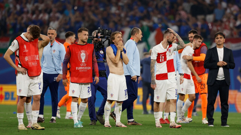 Satriektie Horvātijas valstsvienības futbolisti un galvenais treneris Zlatko Daličs. Foto: Odd Andersen/AFP/Scanpix