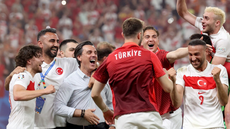 Turcijas valstsvienības futbolisti un galvenais treneris Vinčenco Montella pēc Eiropas meistarsacīkšu astotdaļfināla sasniegšanas. Foto: Abedin Taherkenareh/EPA/Scanpix