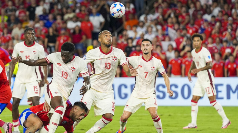 Kanādas valstsvienības futbolisti aizsardzībā. Foto: John Raoux/AP/Scanpix