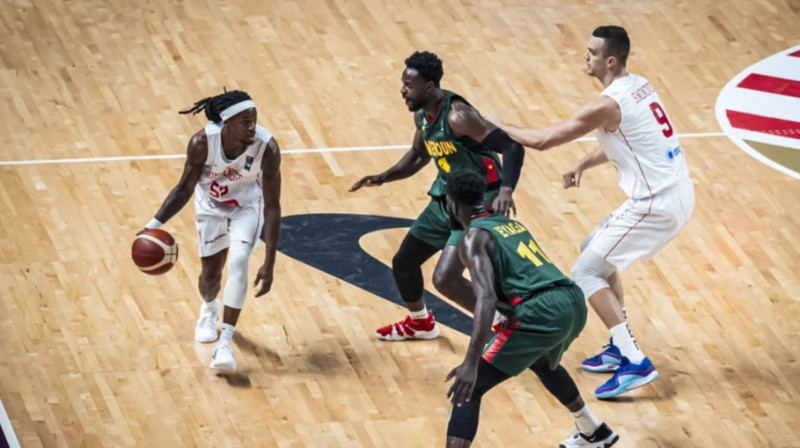 Naturalizētais Kendriks Perijs ar bumbu Melnkalnes spēlē pret Kamerūnu Rīgā. Foto: FIBA