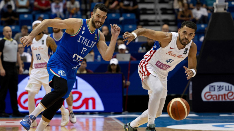 Itālis Džampaolo Riči un puertorikānis Arnaldo Toro Barea cīņā par bumbu olimpiskajā kvalifikācijā. 
Foto: Ricardo Arduengo/AFP/Scanpix