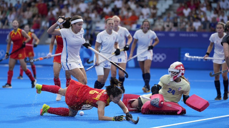 Mirklis no Ķīnas un Francijas valstsvienību spēles. Foto: Anjum Naveed/AP/Scanpix