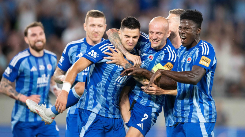 Bratislavas "Slovan" futbolisti pēc vārtu guvuma. Foto: Michal Fajt/Imago Images/Scanpix