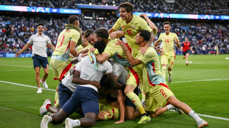 Spānijas futbolisti svin kļūšanu par olimpiskajiem čempioniem. Foto: Luis Robayo/AFP/Scanpix