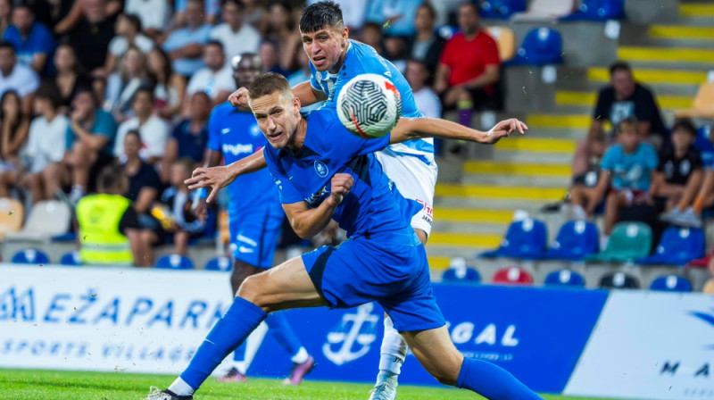 Antonī Kontrerasa sitiens garām Danielam Balodim. Foto: Riga FC