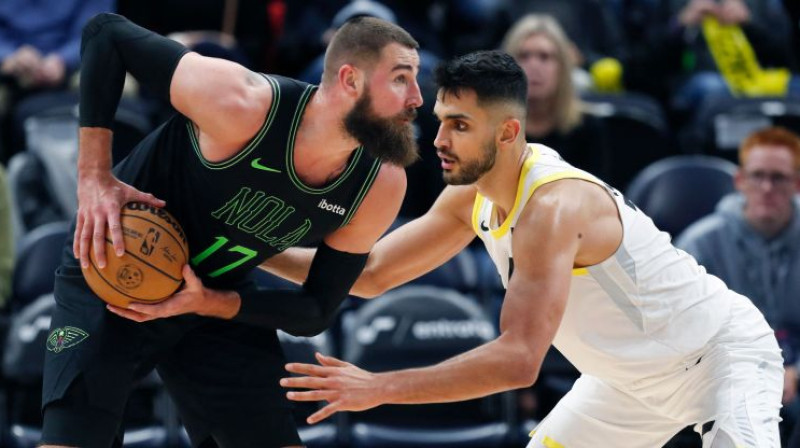 Emers Jucevens pret Jonu Valančūnu. Foto: AFP/Scanpix