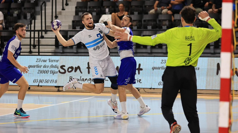 Emīls Kurzemnieks uzbrukumā. Foto: Dijon Métropole Handball.