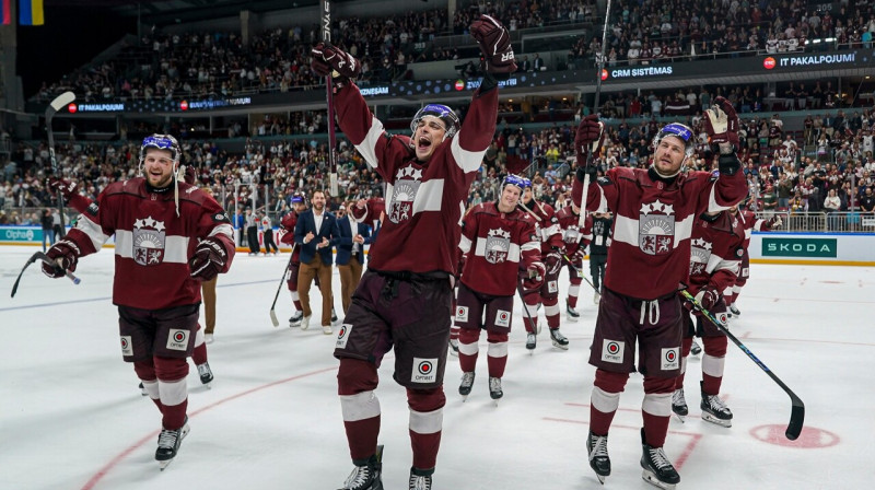 Kristiāns Rubīns (priekšplāna centrā) pēc Latvijas valstsvienības iekļūšanas Milānas olimpiskajās spēlēs. Foto: Guntis Lazdāns/LHF