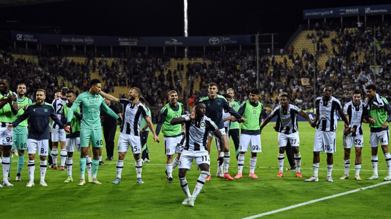 "Udinese" futbolisti pēc uzvaras Parmā un līderpozīcijas iegūšanas A sērijā. 
Foto: Gribaudi/ImagePhotoAgency.it/Imago Images/Scanpix