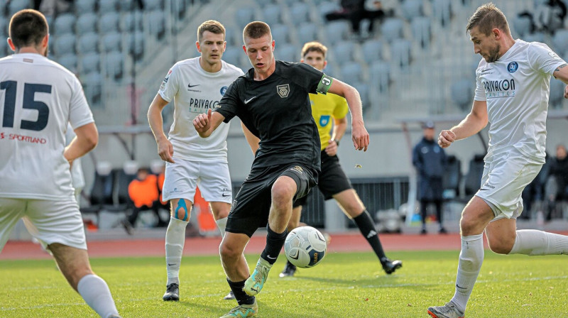 "Valmiera-2" futbolists Rodžers Krasts ogrēniešu ielenkumā. Foto: Jānis Līgats/Valmiera FC