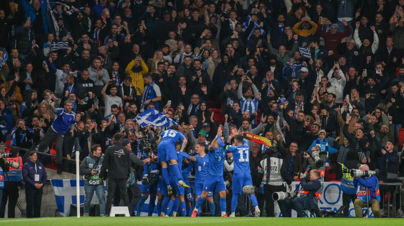 Grieķijas valstsvienības futbolisti un līdzjutēji pēc vārtu guvuma Vemblijā. Foto: Alexander Canillas/Zumapress.com/Scanpix