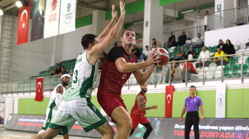 Rolands Freimanis spēlē pret Ankaras "Ormanspor". Foto: Gaziantep Basketbol