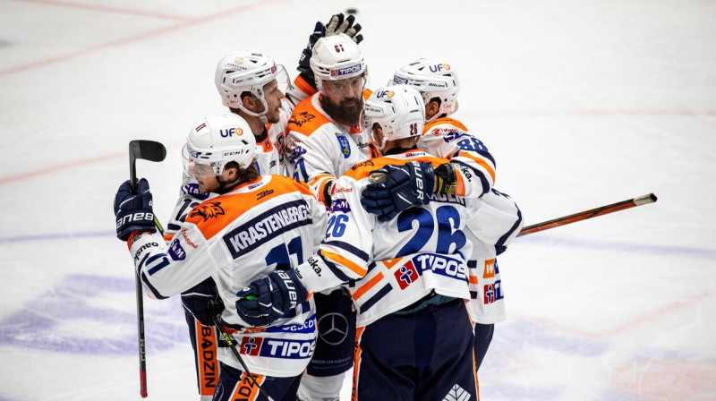 Kaspars Daugaviņš un Renārs Krastenbergs ar komandas biedriem pēc vārtu guvuma. Foto: Tomáš Feigl