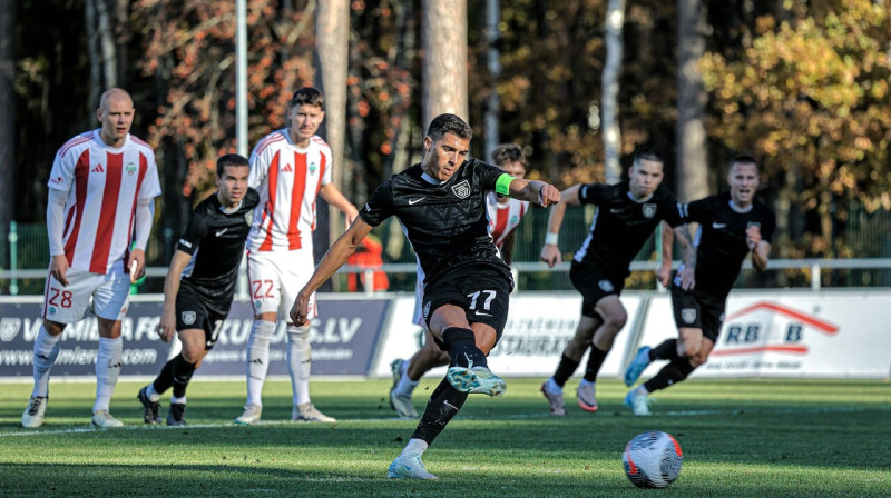 Žeremī Porsāns-Klemantē 11 metru sitiena veikšanas laikā. Foto: Jānis Līgats/Valmiera FC