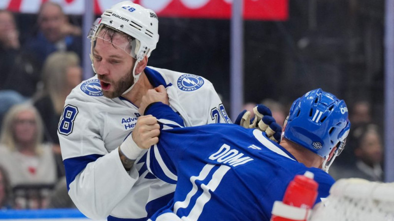 Zemgus Girgensons kautiņā ar Maksu Domi. Foto. AP. Scanpix