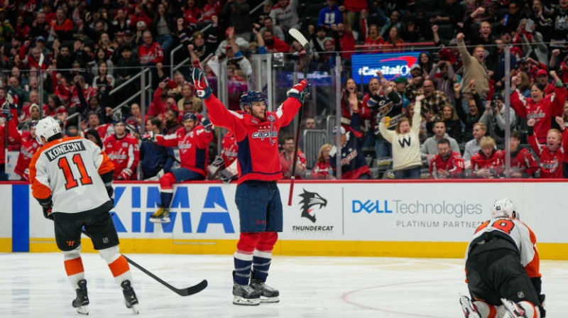 Vašingtonas "Capitals" uzbrucējs Konors Makmaikls pēc vārtu guvuma. Foto: NHL