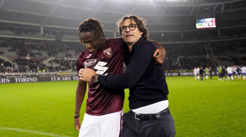 "Torino" vārtu guvējs Aliū Ndžī ar galveno treneri Paolo Vanoli. Foto: Fabio Ferrari/Zumapress.com/Scanpix