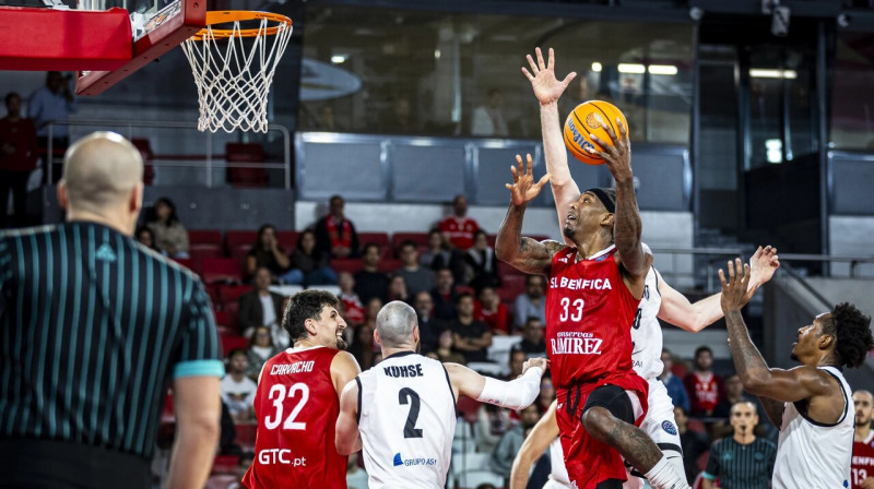 Lisabonas "Benfica" basketbolists Tailers Stouns spēlē pret Tortonas "Derthona". Foto: FIBA