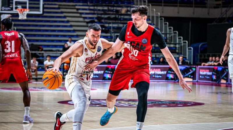 Rodions Kurucs aizsardzībā spēlē pret Belgradas FMP. Foto: FIBA