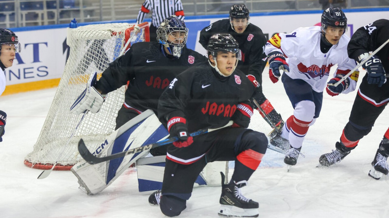 Japānas valstsvienības hokejisti aizsardzībā. Foto: icehockey.kz