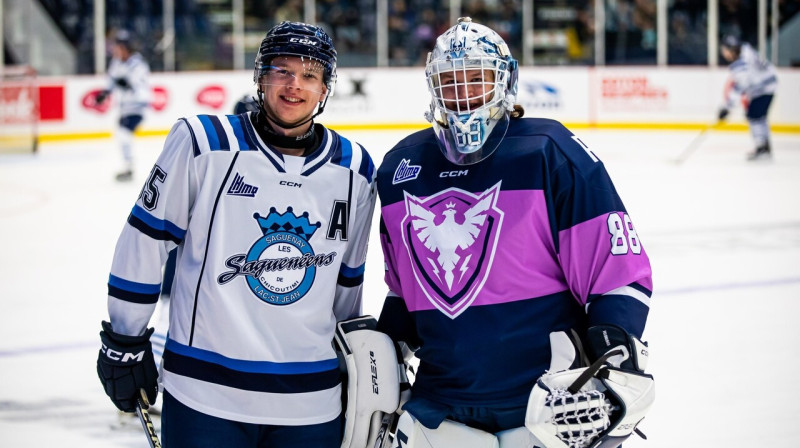 Šikotimi "Saguenéens" aizsargs Pēteris Bulāns un Šerbrūkas "Phœnix" vārtsargs Linards Feldbergs. Foto: Phœnix Sherbrooke