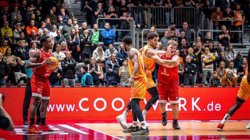 Mirklis no Kemnicas "Niners" un Manresas komandu spēles. Mārcis Šteinbergs (Nr. 12) cīņā par atbrīvošanos no pretinieka. 
Foto: FIBA