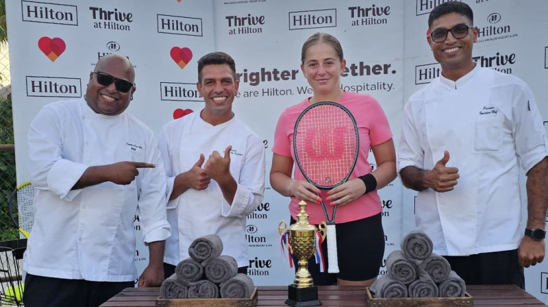 Aļona Ostapenko tiek pie kausa. Foto: Praveen Shetty / Hilton Maldives Amingiri