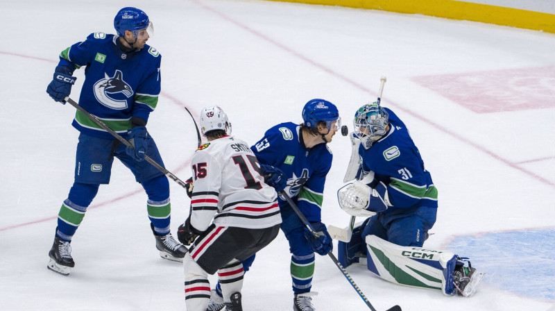 Artūrs Šilovs un Teodors Bļugers darbībā spēlē pret Čikāgas "Blackhawks". Foto: Bob Frid/USA Today Sports/Scanpix