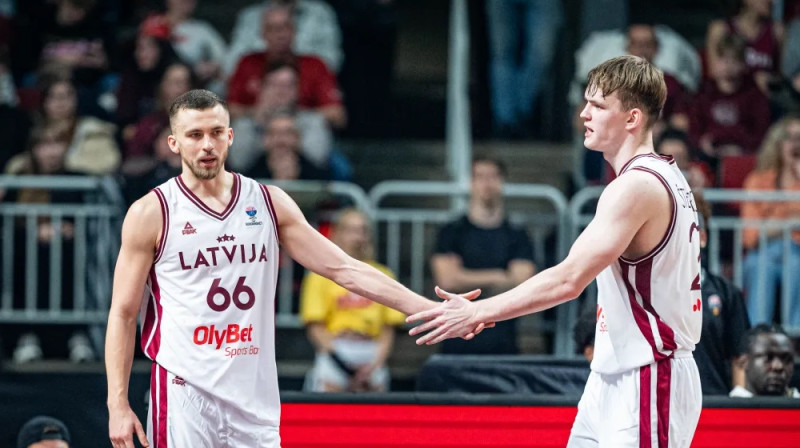 Kristers Zoriks un Mārcis Šteinbergs. Foto: FIBA