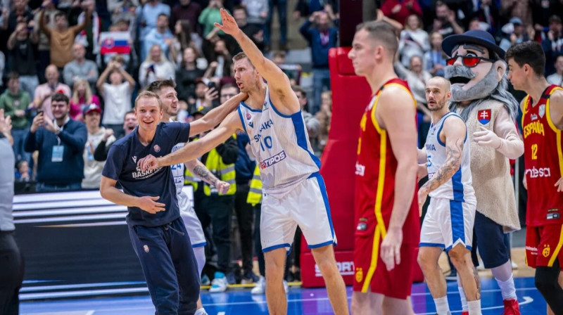 Slovākijas valstsvienības līderis Vladimirs Brodzianskis (Nr. 10) mirkli pēc strīdīgajiem notikumiem. Foto: FIBA