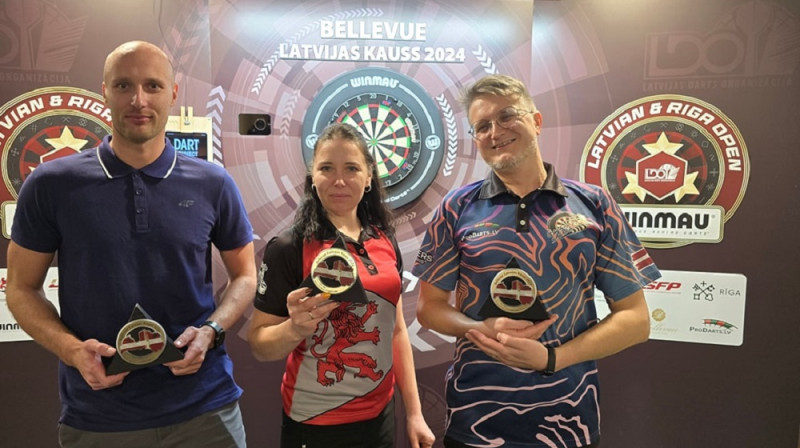 Pirmo vietu ieguvēji: (no kreisās) O.Kuzmans, I.Ozola, V.Melderis. Foto: Latvijas Darts organizācija.