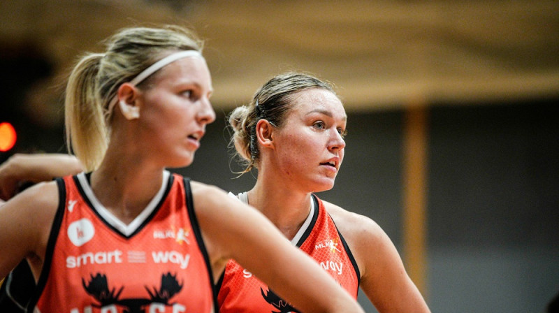 Līna Loceniece un Gabija Meškonīte. Foto: WBBL