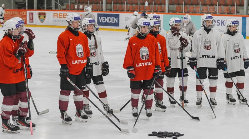 Latvijas U18 hokejistes. Foto: Guntis Lazdāns/LHF