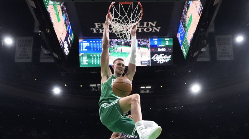 Kristaps Porziņģis triec bumbu grozā no augšas. Foto. AP. Scanpix