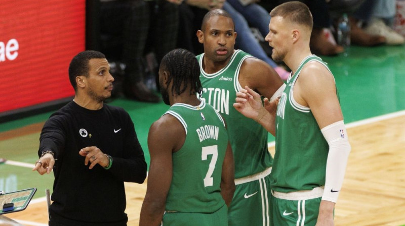 "Celtics" spēlētāji un treneris Džo Mazula Foto: RC/Scanpix