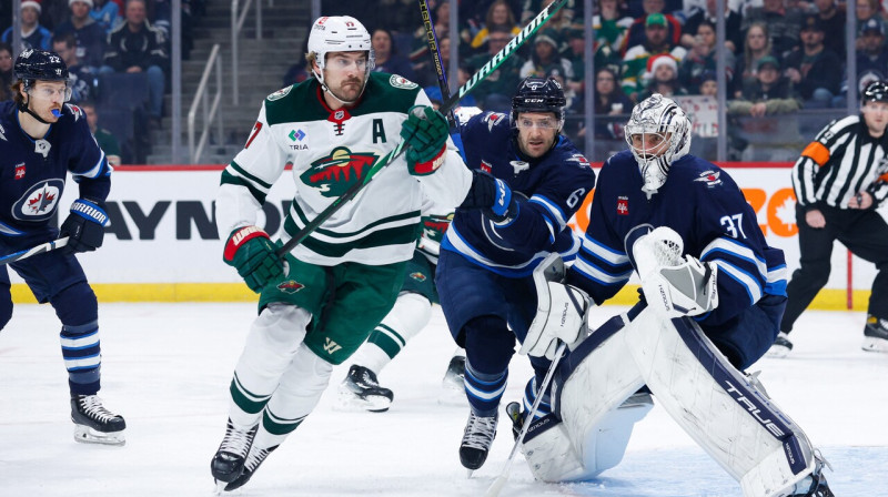 Konors Helebaks Vinipegas "Jets" cīņā pret Minesotas "Wild". Foto: Terrence Lee/USA Today Sports/Scanpix