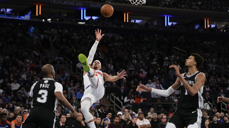 Ņujorkietis Džošs Hārts Sanantonio "Spurs" dažādo paaudžu vidū. Foto: Seth Wenig/AP/Scanpix